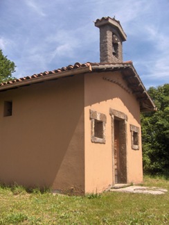 Chiesa in località Fontanelle, le proporzioni ricordano l'antica cona della Madonna della Neve - Frosinone